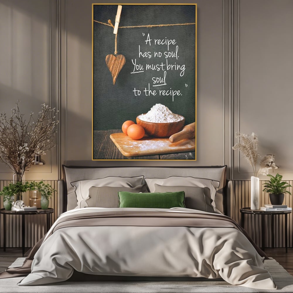 Tablou canvas cu tablou canvas cu citat culinar si faina, in rama de aluminiu auriu, pe perete intr-un dormitor